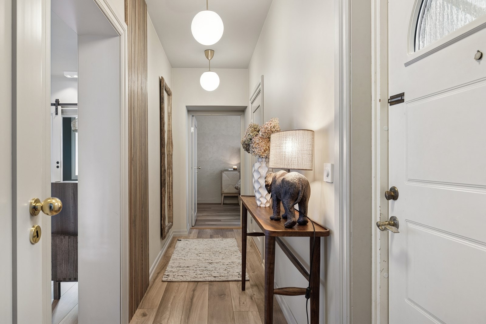 Adkomst skjer via felles trapp til 2. etasje. Du møtes av en lys og innbydende entré med god plass til yttertøy og sko. Laminatgulv gir en slitesterk og praktisk entréløsning. Galleribilde