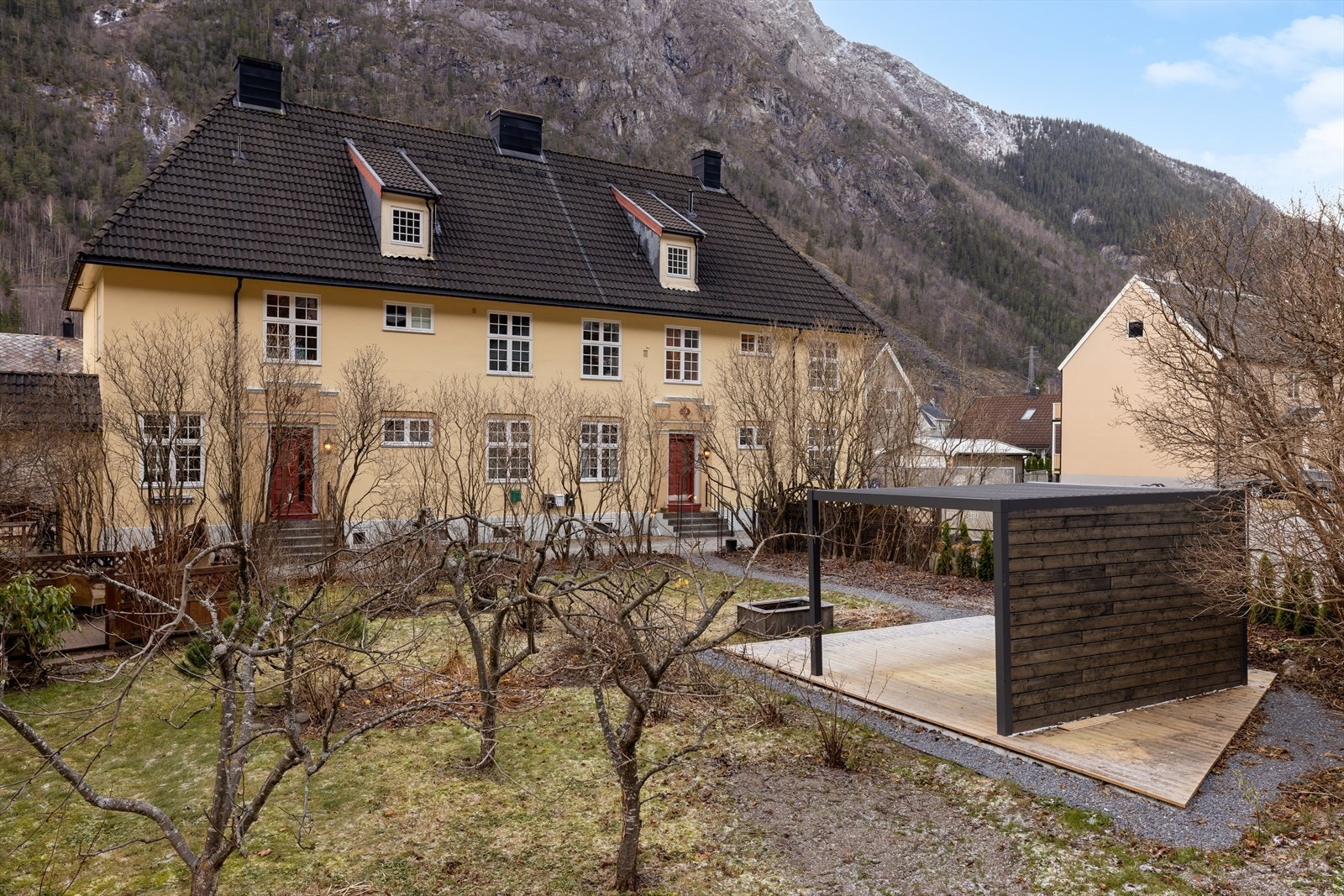 Bygget ble oppført rundt 1921 og har beholdt sin klassiske sjarm, samtidig som leiligheten ble totaloppusset i 2020 med moderne overflater og gjennomgående kvalitetsvalg. Galleribilde