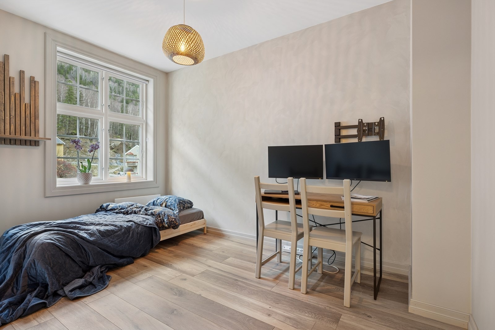 De to øvrige soverommene er like innbydende - lyse og romslige med god plass til dobbeltseng og tilhørende møbler. Galleribilde