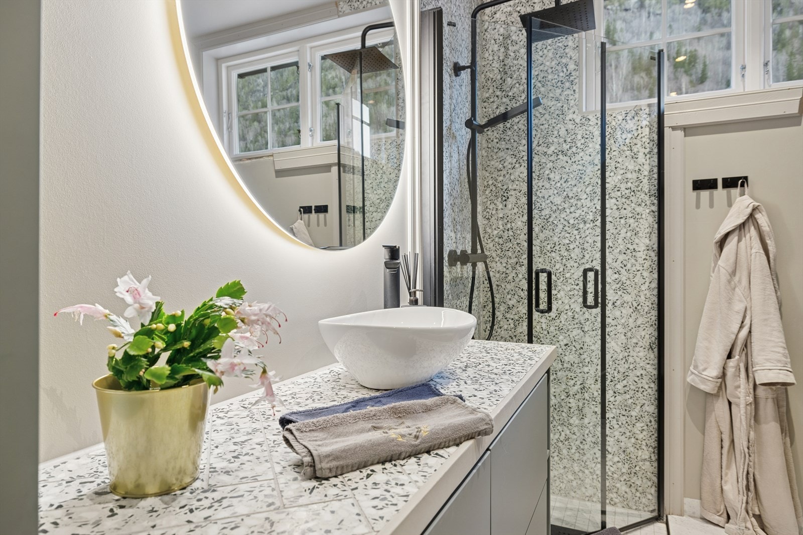 Den moderne utformingen og gjennomtenkte planløsningen gir et baderom som kombinerer komfort, funksjonalitet og design. Galleribilde