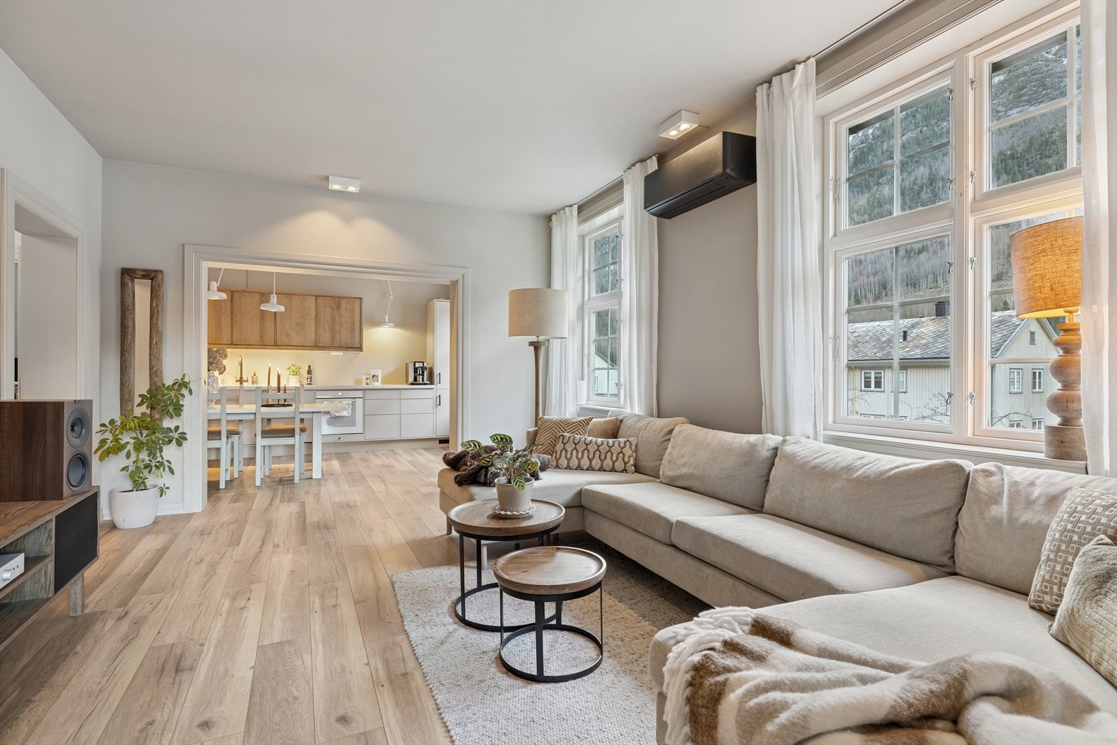 Videre inn kommer du til den trivelige stuen, som virkelig er leilighetens midtpunkt. Store vindusflater gir godt utsyn mot nærliggende grøntområde. Galleribilde