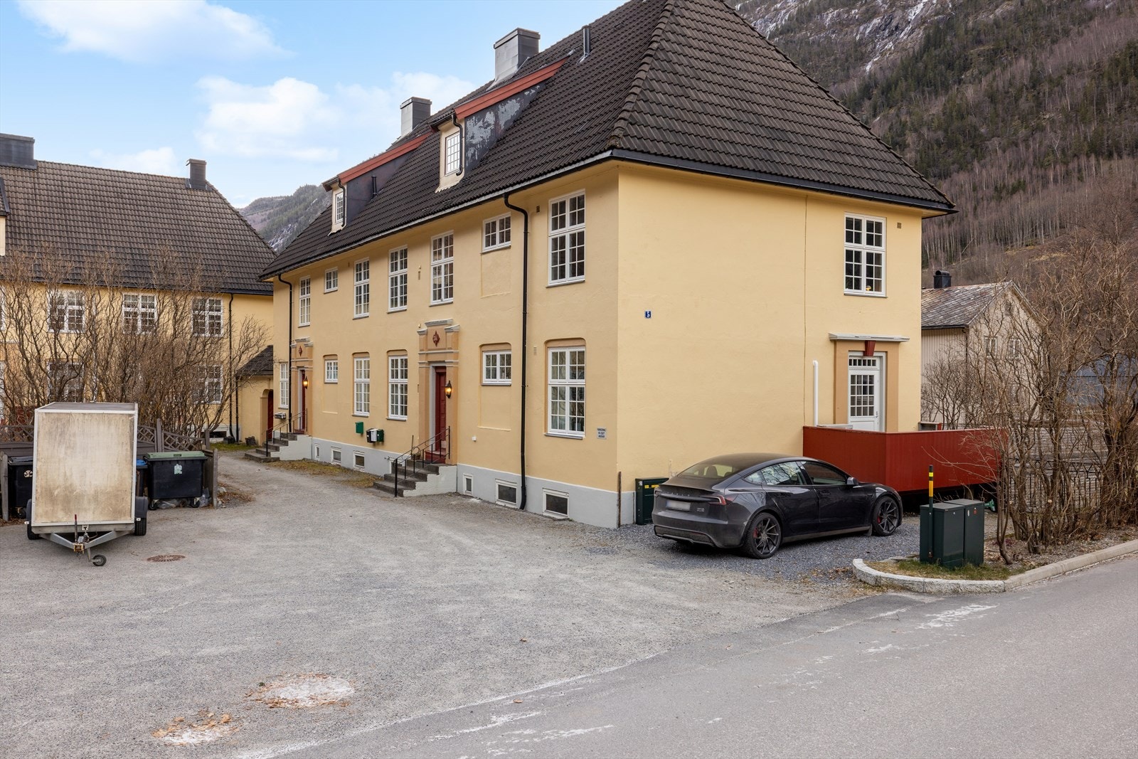 Eiendommen ligger på en relativt flat fellestomt som gir et ryddig og lettstelt uteareal. Parkering på borettslagets felles parkeringsareal. Det er ingen egen/reservert plass. Galleribilde