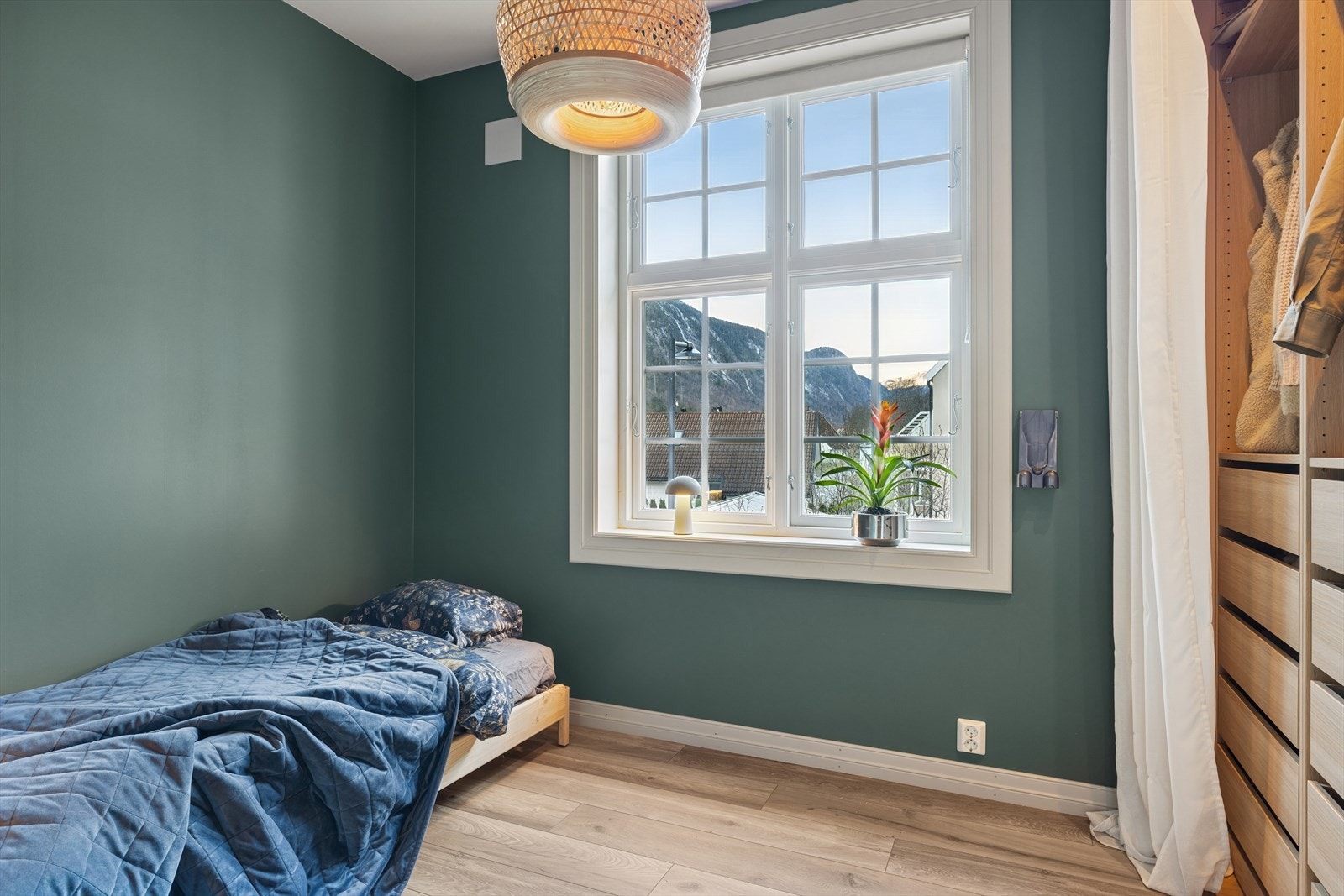 Dette rommet er romslig og fleksibelt - perfekt som hovedsoverom, barnerom, gjesterom eller hjemmekontor, avhengig av dine behov. Galleribilde