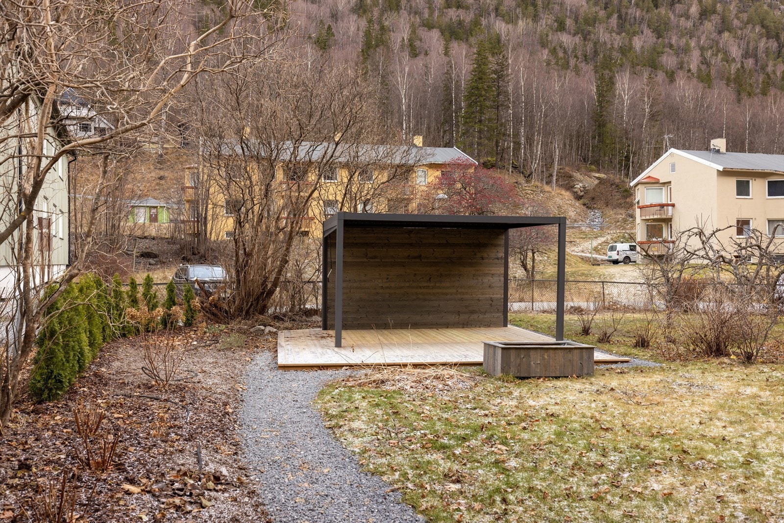 Meget pen og tiltalende leilighet med 3 soverom og eget uteområde, renovert i 2020 og med en attraktiv
beliggenhet på Tveito. Galleribilde