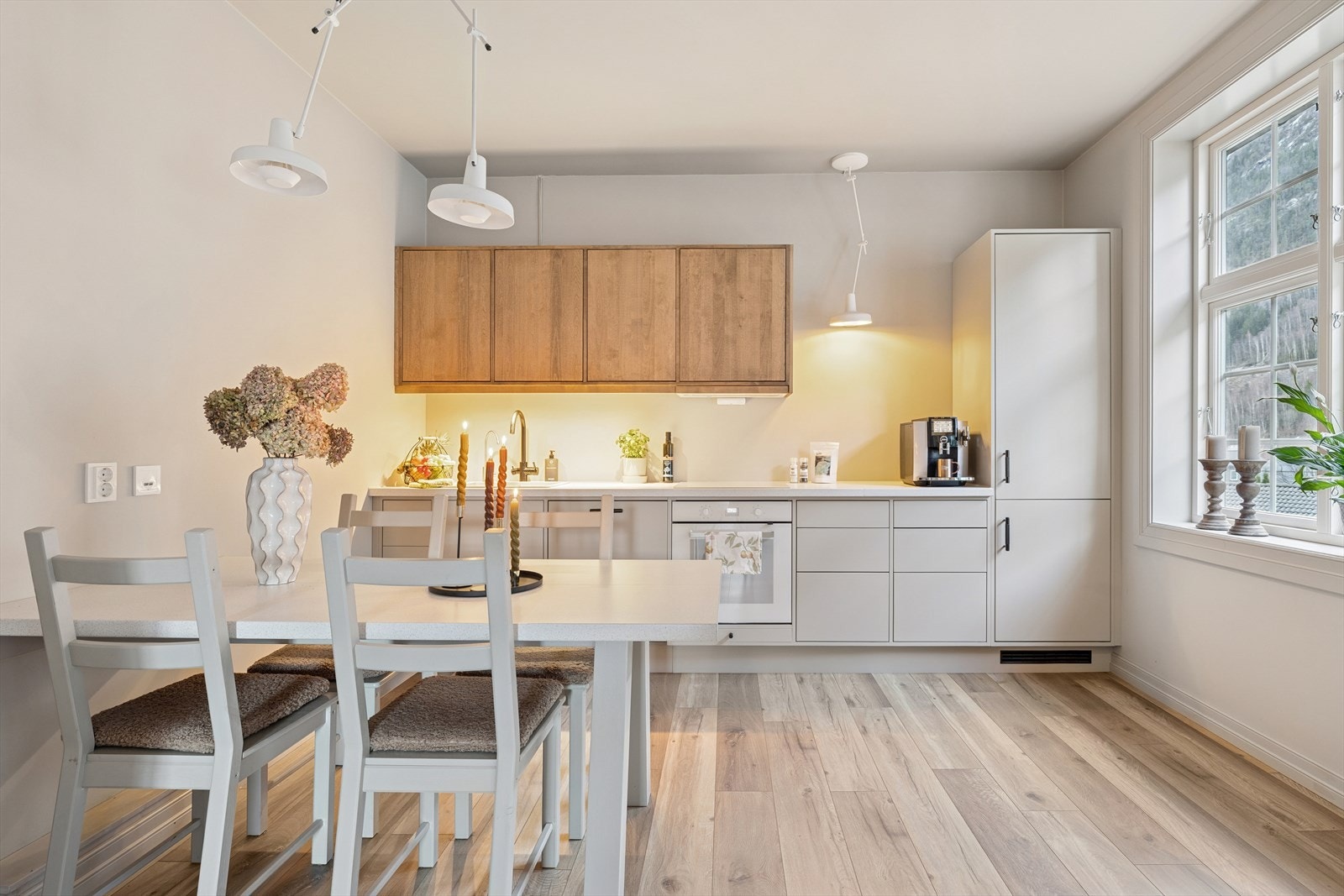 Kjøkkenet er innredet med kvalitetsløsninger fra Haugen Treindustri og har hvitevarer som kjøleskap, oppvaskmaskin, stekeovn og induksjonstopp. Galleribilde