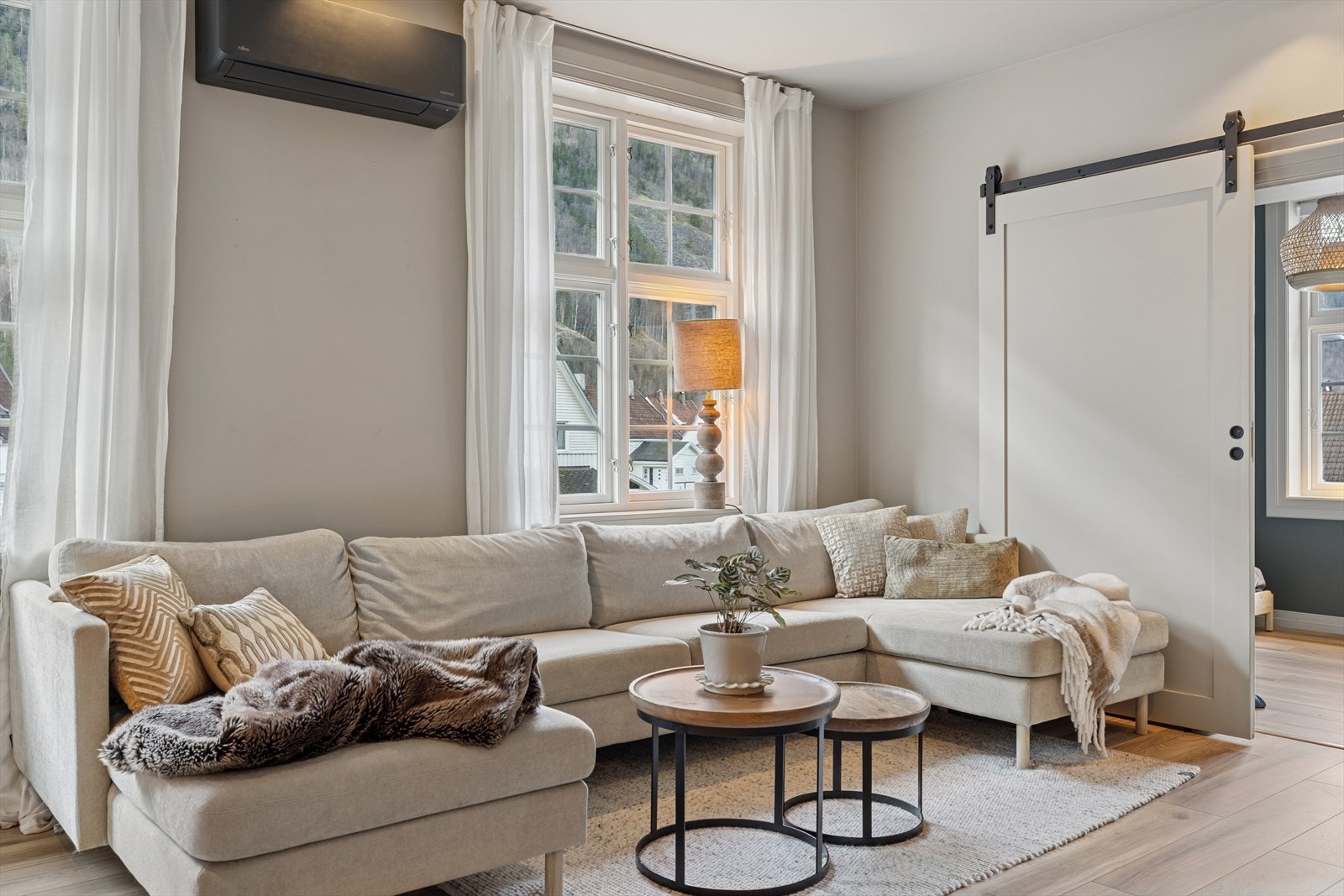 Plass til stor sofagruppe gir romslig sitteområde. Galleribilde