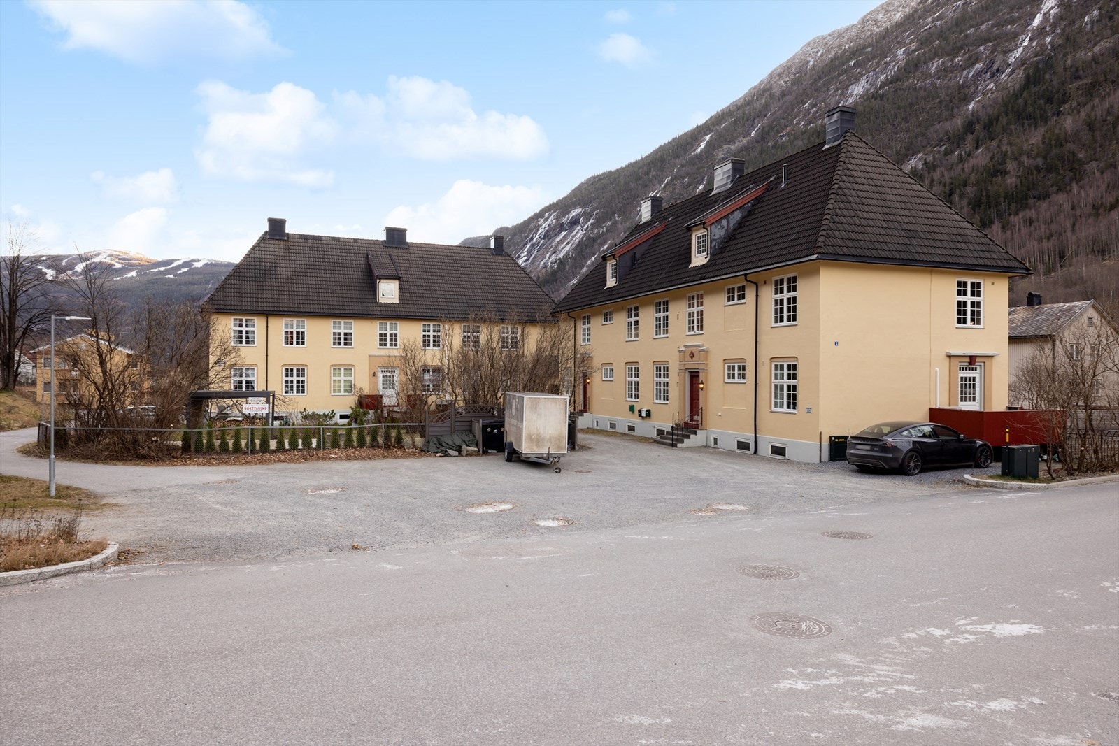 Borettslaget ligger i et svært attraktivt område på Tveito, kun ca. 2 km øst for Rjukan sentrum. Her får du en kombinasjon av sentral beliggenhet og rolige omgivelser - perfekt for både familier og de som ønsker en trygg og barnevennlig atmosfære. Galleribilde