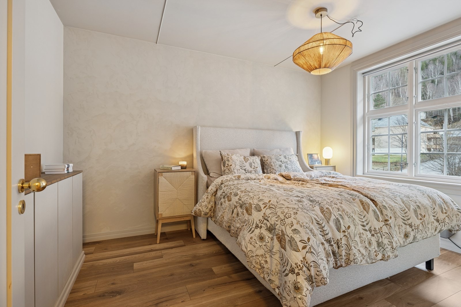 Store vindusflater slipper inn rikelig med dagslys og gir en fantastisk utsikt mot den vakre naturen utenfor. Galleribilde