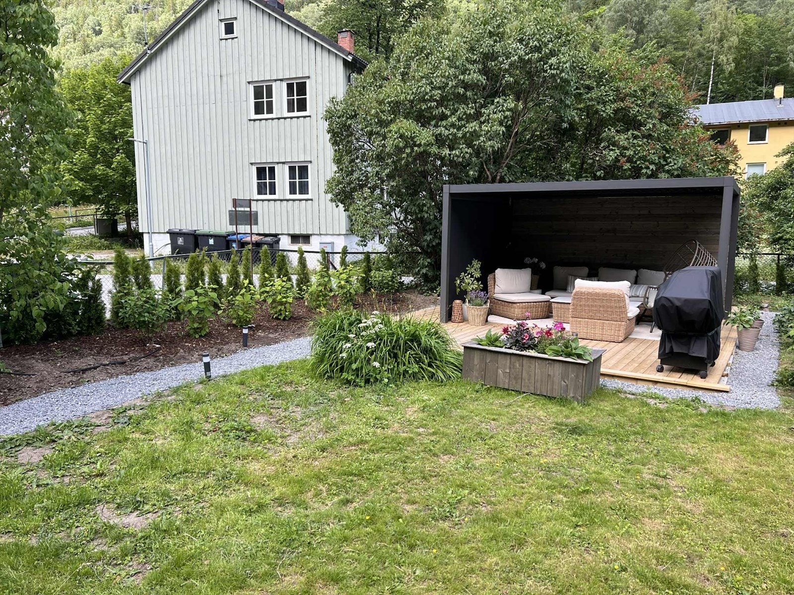 Selv om tomten er felles, har beboerne fordelt egne soner seg imellom, slik at alle får sitt private uteområde. Privat foto fra selger. Galleribilde