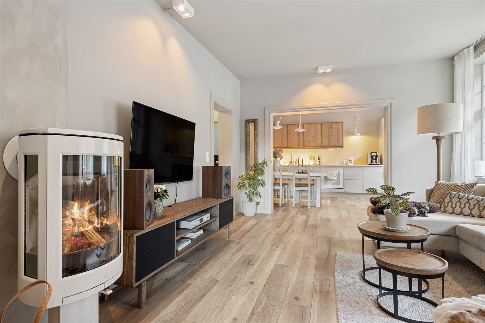 En pen Jøtul vedovn bidrar til hygge og velvære på kalde dager. Galleribilde