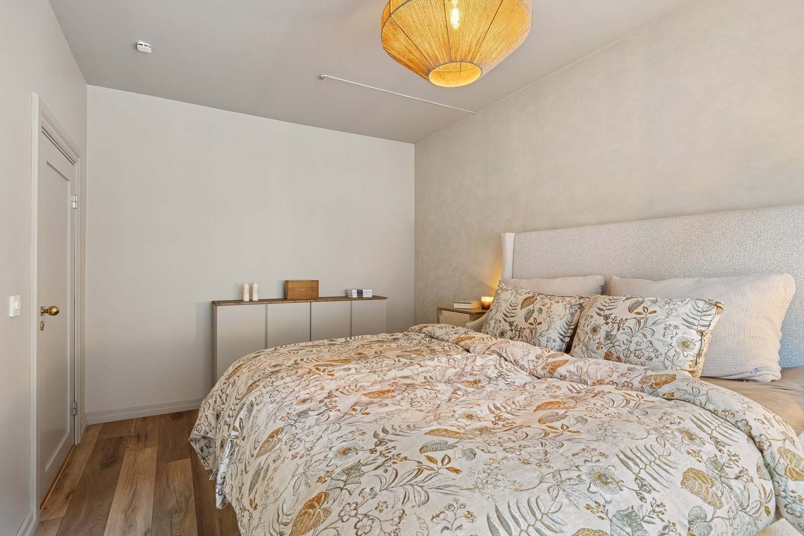 Den romslige utformingen gir deg frihet til å skape et oppbevaringssystem som passer dine behov - enten det er for klær, sko eller annet tilbehør. Galleribilde