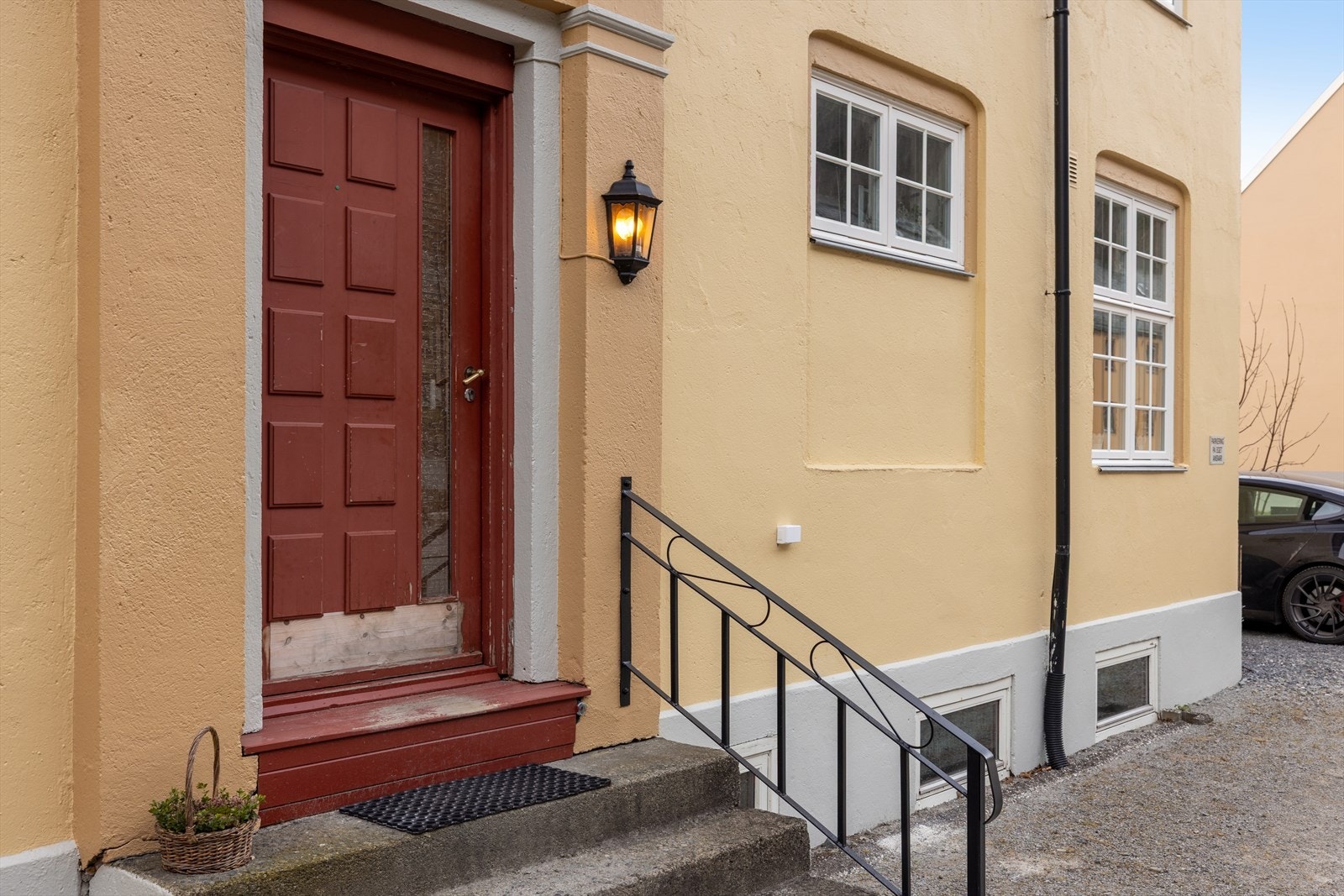 Felles inngangsparti med en solid tredør med belysning som gir en innbydende entré. Galleribilde