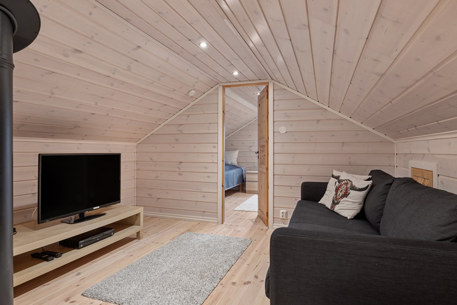 Det er rikelig med bodplass i kneveggene, som gir smarte oppbevaringsmuligheter og utnytter plassen optimalt. Galleribilde