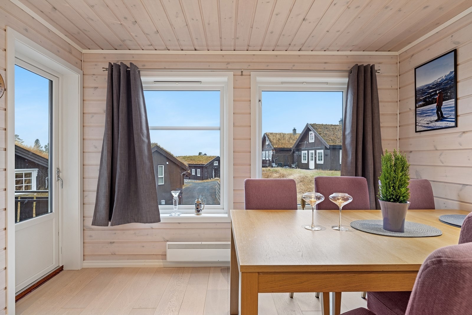 Store vinduer gir flott utsikt og rikelig dagslys, og direkte utgang til terrasse gjør det enkelt å nyte måltider ute. Galleribilde