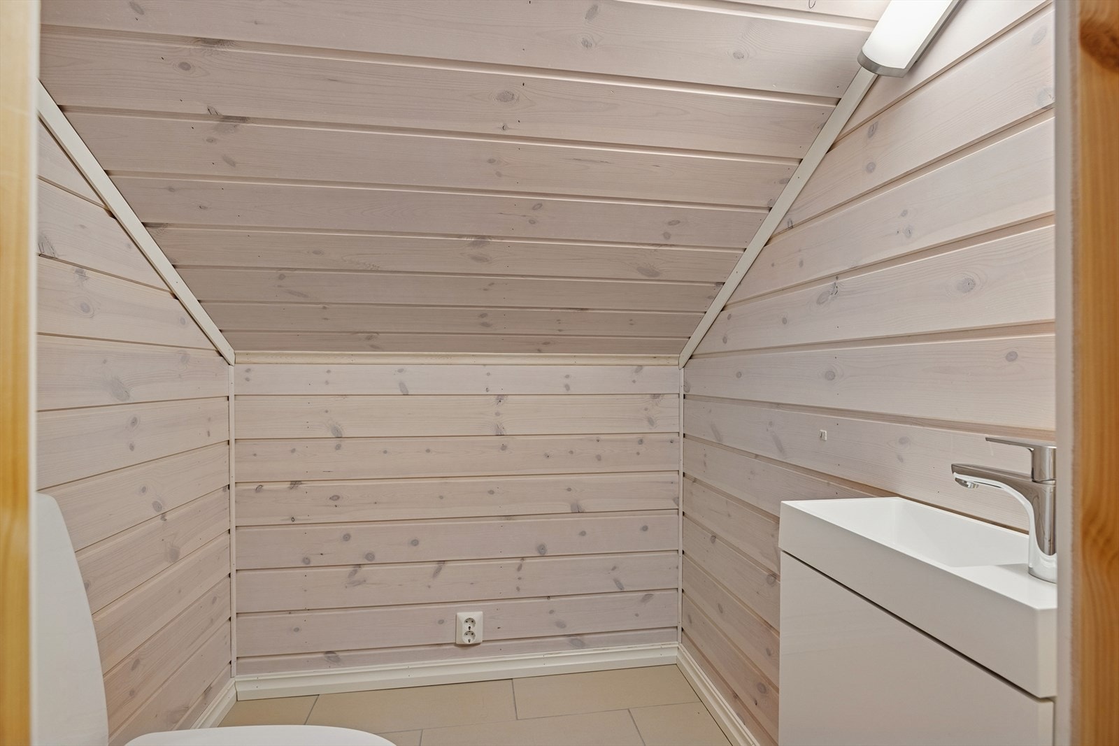 Praktisk med ekstra toalettrom på loftsetasjen. Galleribilde