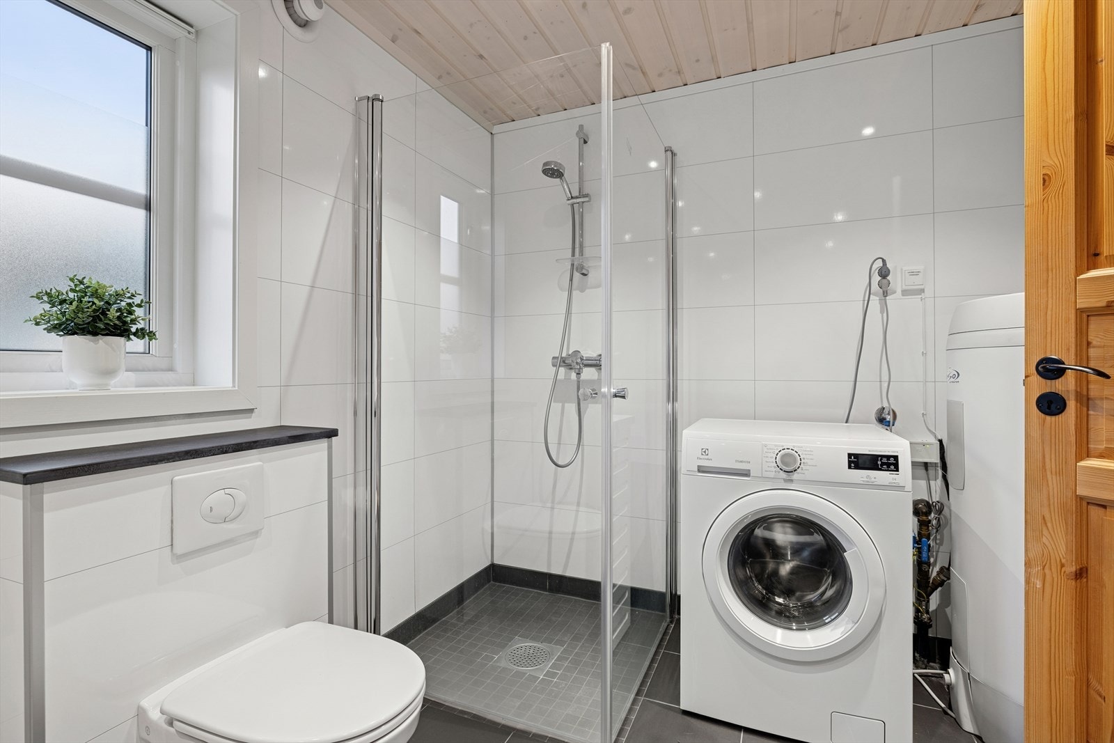 Hytta er utstyrt med moderne sikkerhetsfunksjoner som automatisk vannlekkasjedeteksjon, som stenger hovedkranen ved eventuell lekkasje. I tillegg er vanninntaket frostsikret med varmekabel - en løsning som gir både trygghet og bekvemmelighet året rundt. Galleribilde