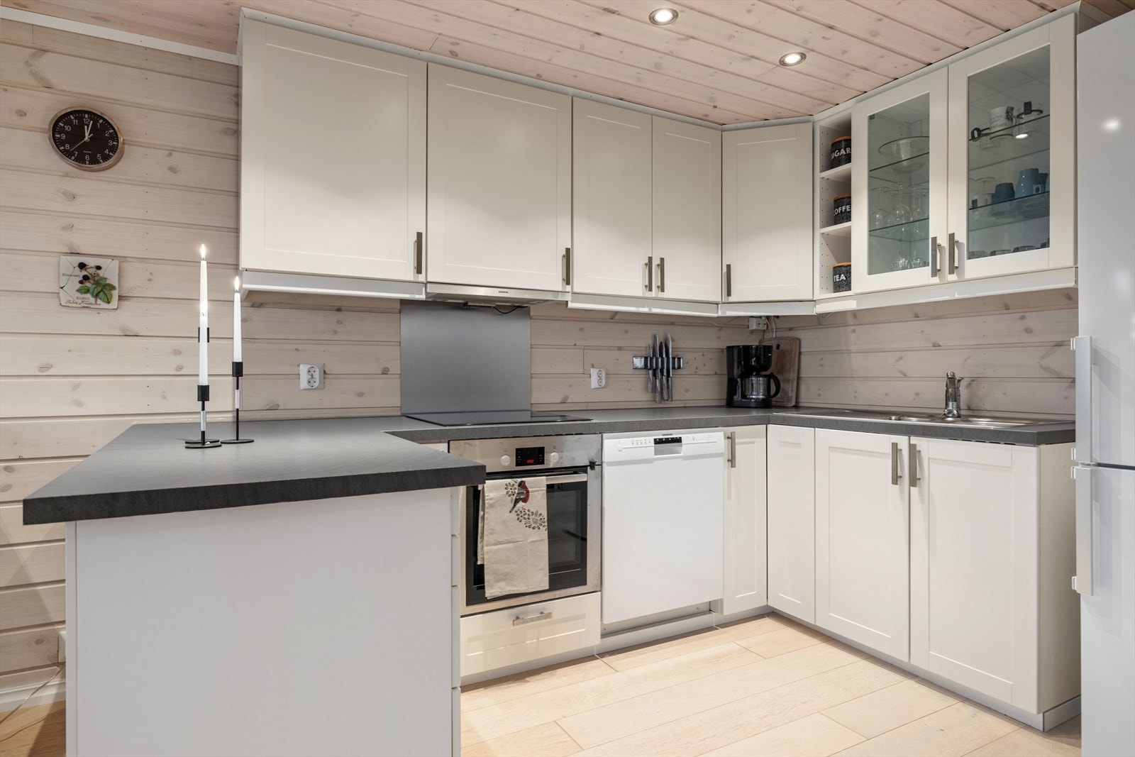 Delikat kjøkken med integrert hvitevarer, god benkeplass og praktisk utforming med smarte oppbevaringsløsninger i stilrent design. Galleribilde