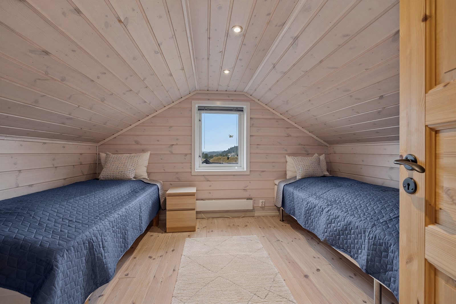 Soverommene på loftet har plass til både dobbeltseng eller enkeltsenger samt garderobeløsning. På grunn av lav takhøyde er rommene ikke godkjent som soverom. Vinduer er store nok til å fungere som godkjent rømningsvei Galleribilde
