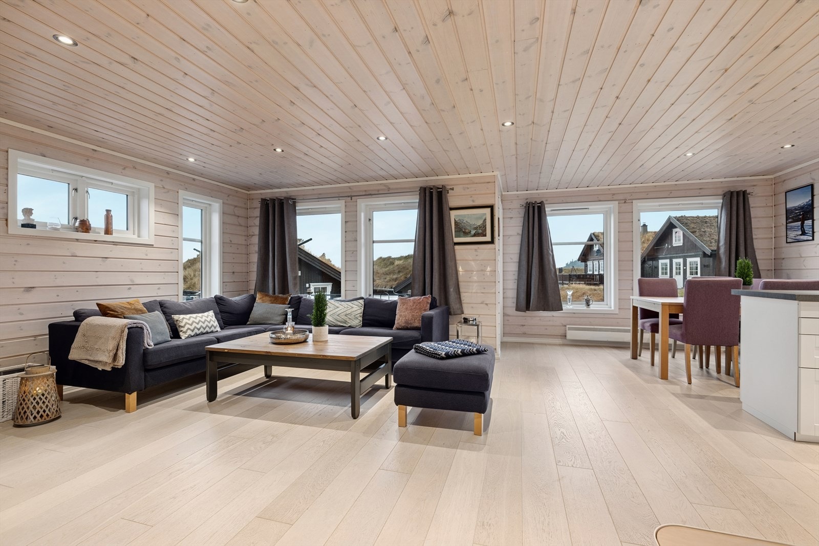 Romslig oppholdsrom med åpen planløsning som gir fleksible møbleringsmuligheter. Store vinduer gir lys og utsikt, og skaper en perfekt ramme for avslapning og sosiale sammenkomster i fjellheimen. Galleribilde