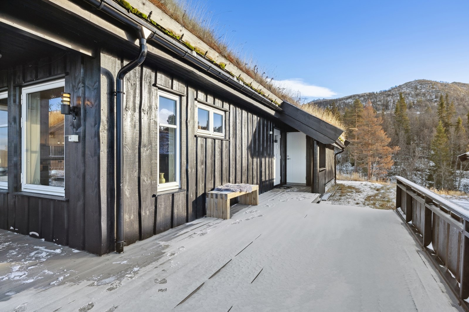 Praktisk terrasse med god plass til utemøbler og aktiviteter. Tørrskodd adkomst fra inngang og bod gjør det enkelt å bruke uteområdet året rundt. Galleribilde