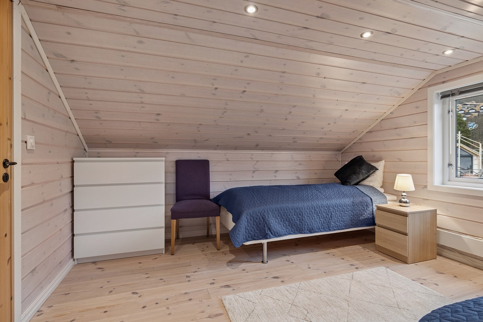 Soverommene på loftet har plass til både dobbeltseng eller enkeltsenger samt garderobeløsning. På grunn av lav takhøyde er rommene ikke godkjent som soverom. Vinduer er store nok til å fungere som godkjent rømningsvei. Galleribilde