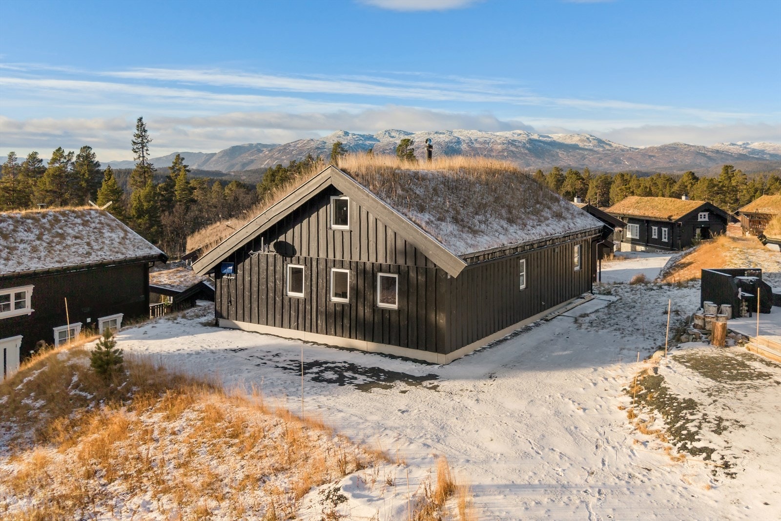 Det er god plass til parkering rett utenfor hytta. Galleribilde