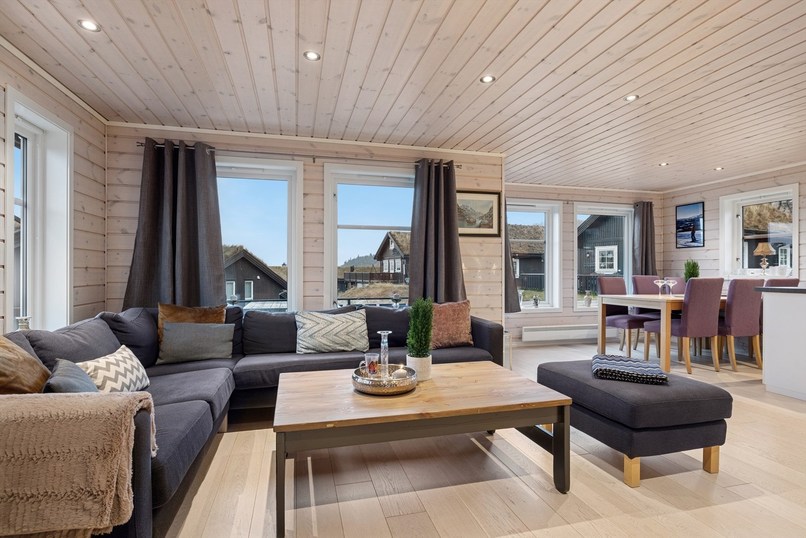 Naturlige materialer og harmoniske farger skaper en koselig atmosfære, perfekt for hyggelige stunder med familie og venner. Galleribilde