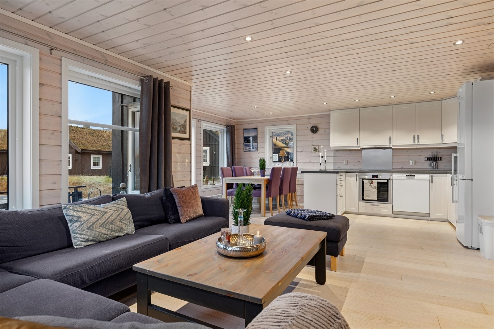 Stuen har en gjennomtenkt planløsning med smarte soner, godt utnyttet medåpen løsning. Galleribilde