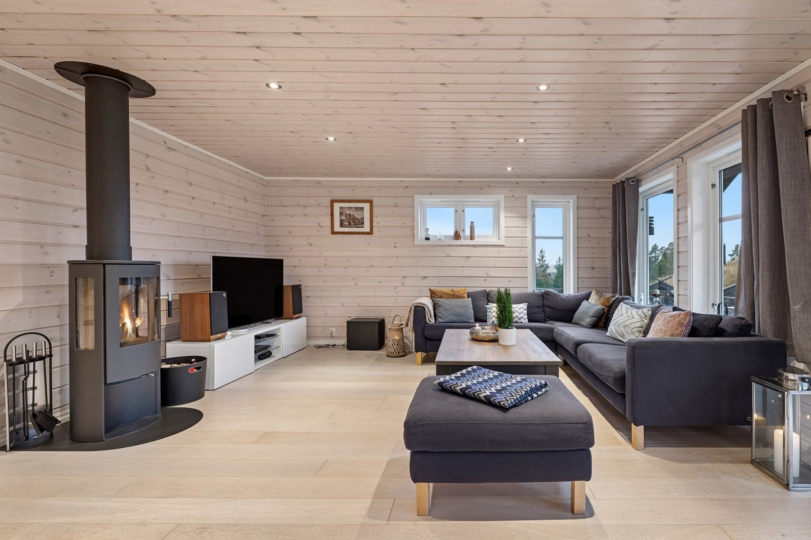 Lun atmosfære med peisovn som gir ekte hyttestemning. God plass til både store og flere møbler. Peisovn gir varme og skaper en koselig atmosfære på kalde dager. Galleribilde