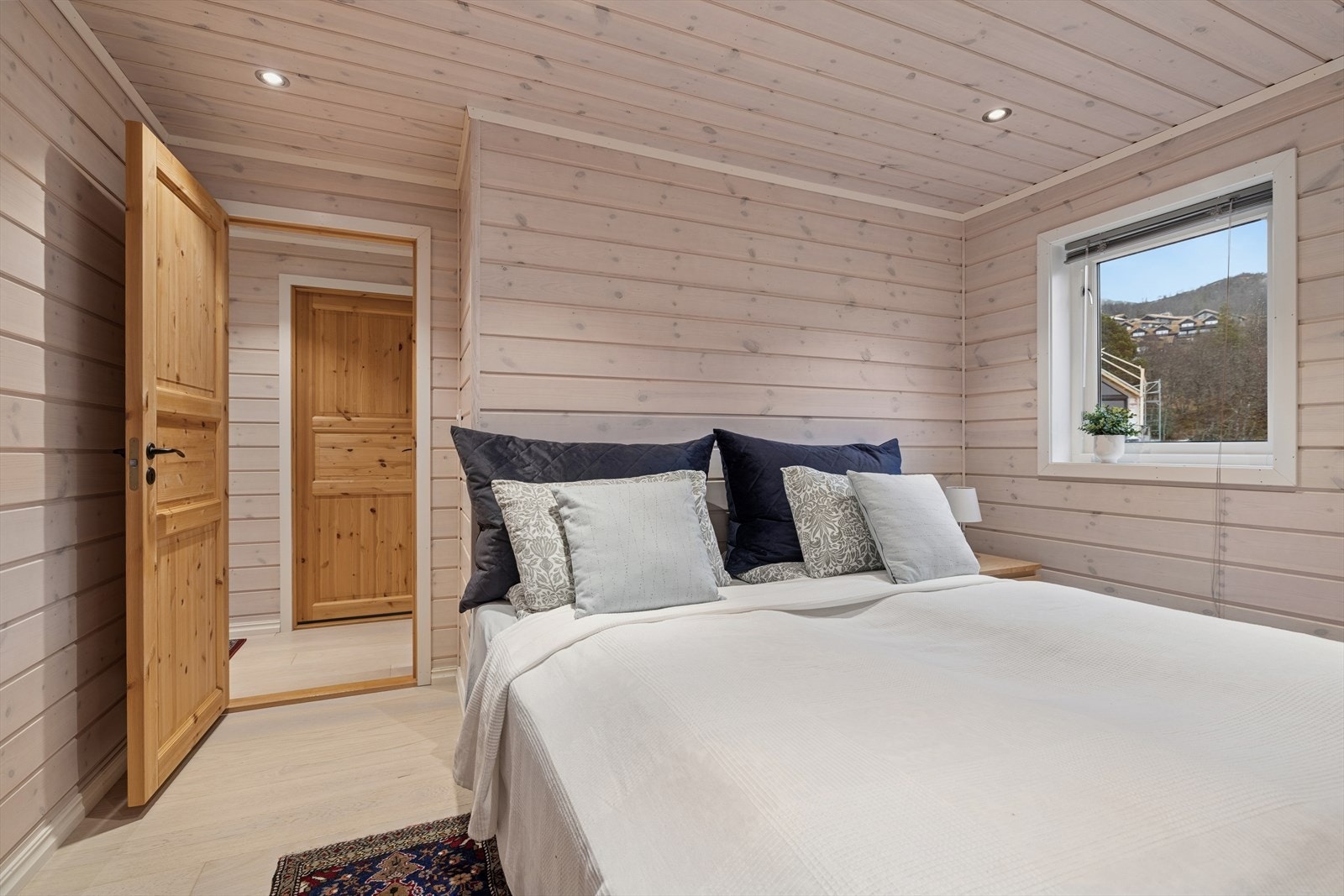 Soverom 2 ligger i første etasje og har god plass til dobbeltseng samt garderobeløsning - et praktisk og komfortabelt rom for gjester eller familie. Galleribilde