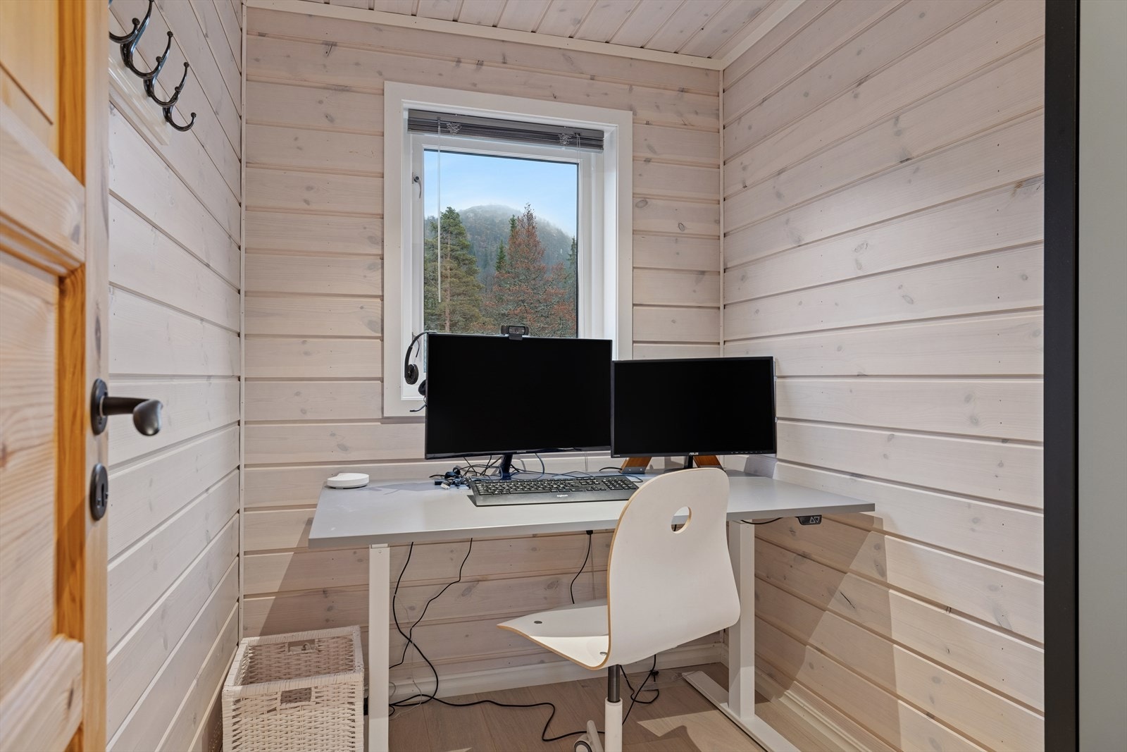 Soverom 3 i første etasje er av mindre størrelse og benyttes i dag som kontor. Hytta har innlagt fiber og Altibox, noe som gir gode muligheter for hjemmekontor eller streaming. Galleribilde