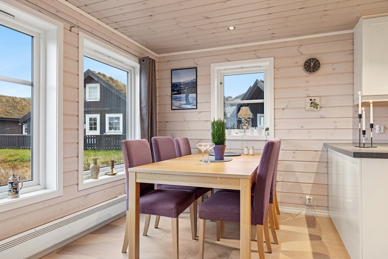 Spiseplassen er strategisk plassert og gir en naturlig flyt i rommet. Her er det også mulighet for å legge inn ekstra plate i bordet når hytta fylles opp - god plass til alle gjestene! Galleribilde