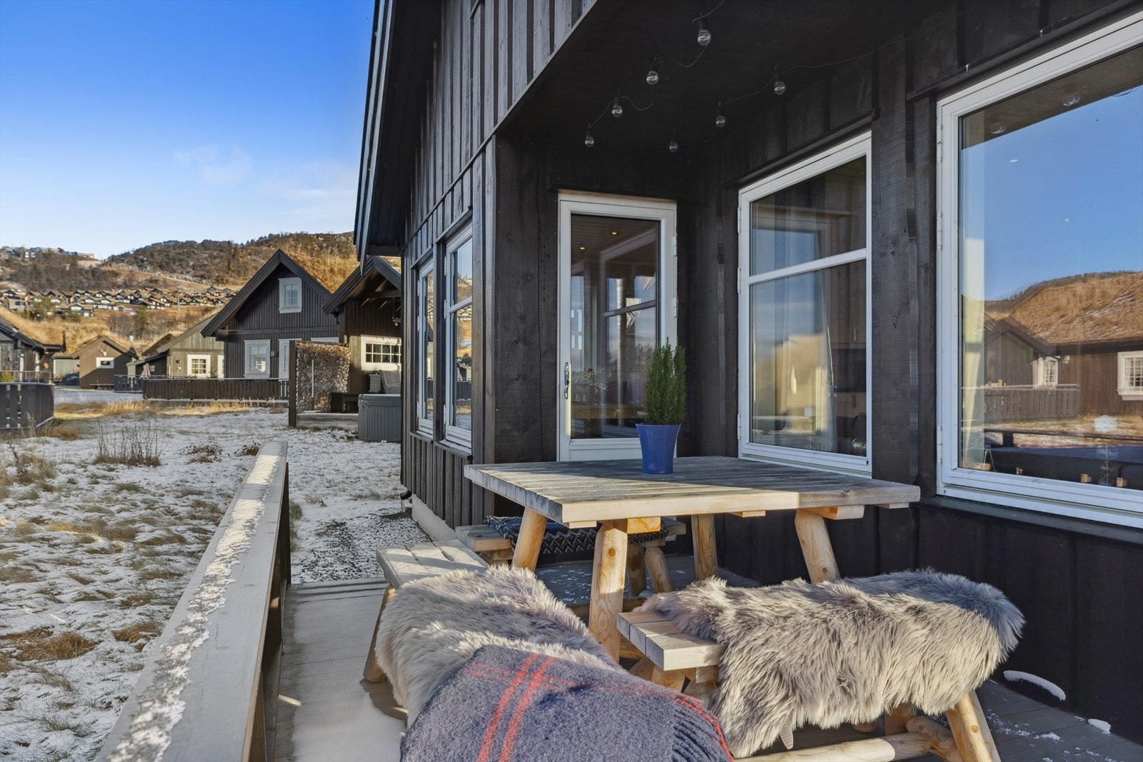 Hytta ligger skjermet og lunt, og har vært et favorittsted for selger - fra tidlige morgener til sene kvelder. Galleribilde