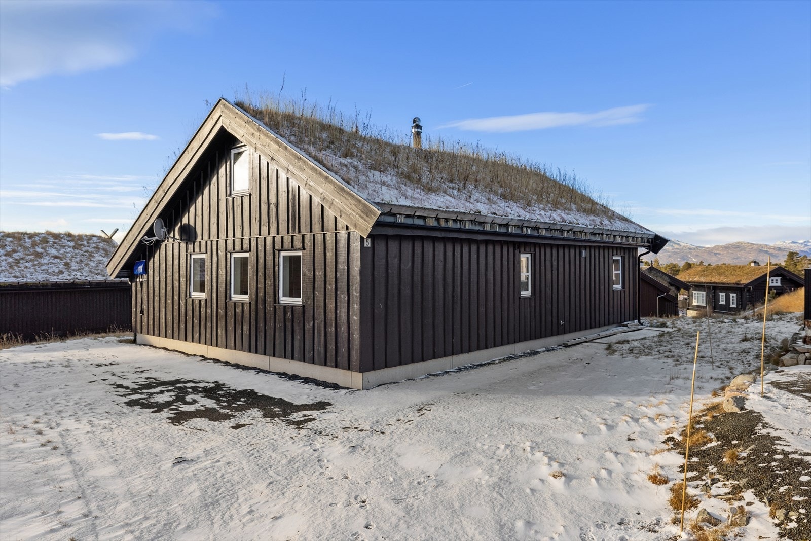 Sjeldent god parkeringskapasitet i Holtardalen - perfekt for bådehytteeier og gjester. Galleribilde