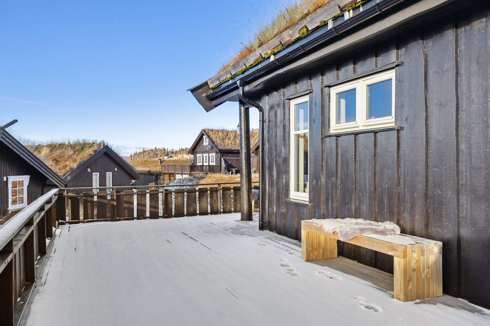 Med sørvestvendt beliggenhet får du solrike uteplasser og en lun atmosfære, ideelt for avslapning og dager i solveggen. Galleribilde