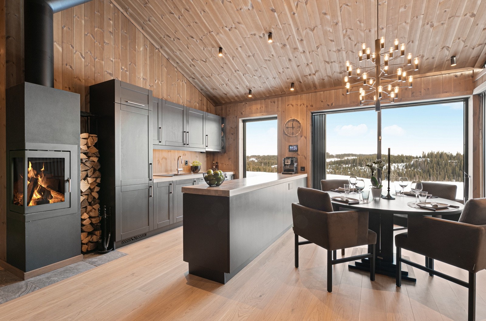 Stilrent kjøkken i åpen løsning med alt av integrerte hvitevarer. NB! Bildet er hentet fra tilsvarende fritidsbolig i prosjektet. Utsynet vil variere noe grunnet tomtens plassering. Galleribilde