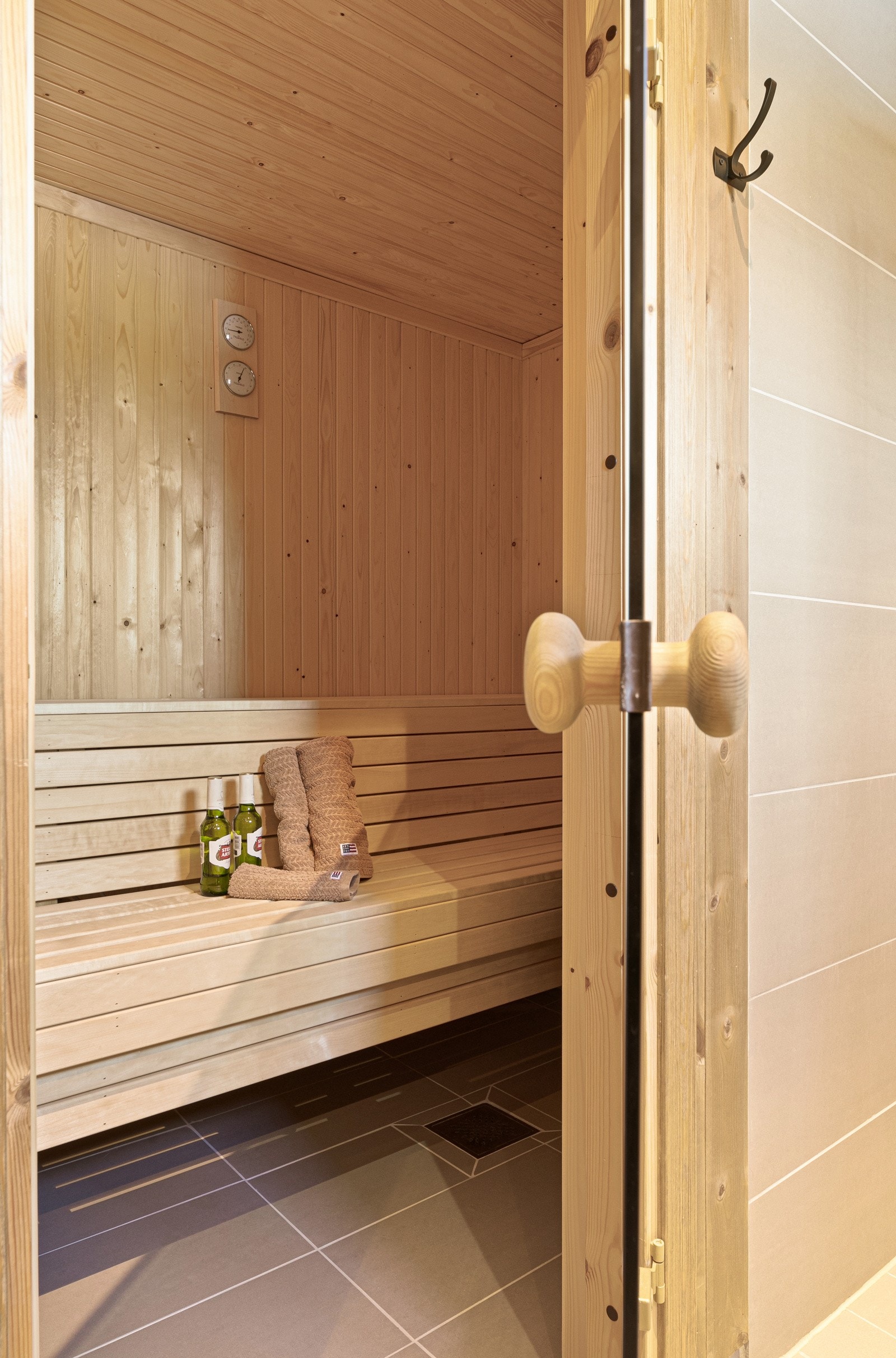 NB! Bildet er hentet fra tilsvarende fritidsbolig i prosjektet med tilvalg for badstue. Denne inngår ikke i standard leveransen for boligen. Galleribilde