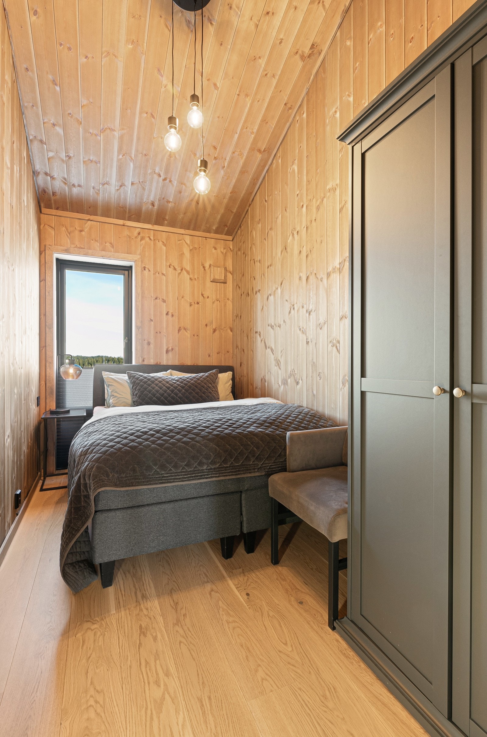 Soverom 3. NB! Bildet er hentet fra tilsvarende fritidsbolig i prosjektet. Garderobeskap inngår ikke i standard leveransen. Galleribilde