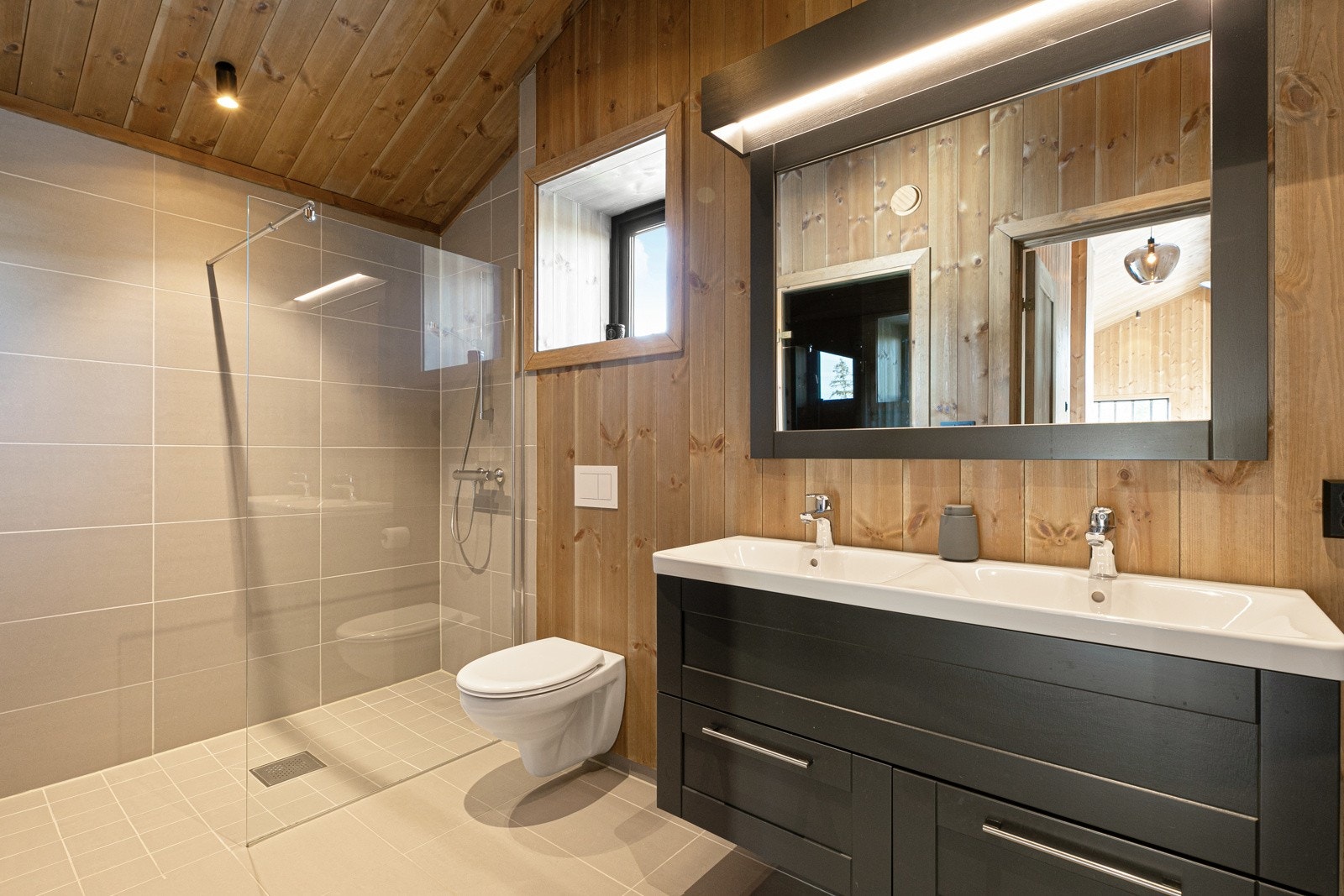 Smakfullt bad. NB! Bildet er hentet fra tilsvarende fritidsbolig i prosjektet. Galleribilde