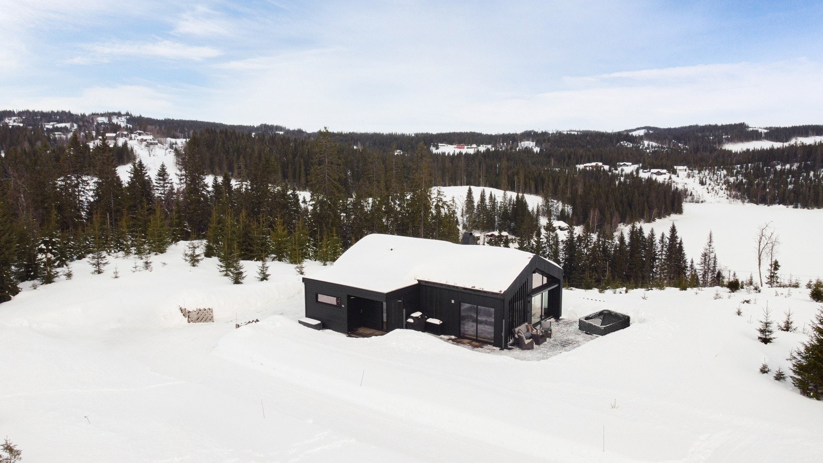 Fritidsboligen tegnet av Frogner Arkitektkontor er spesielt tilrettelagt for den aktuelle tomten og leveres med en gjennomgående høy kvalitet og standard i materialvalgene! NB! Bildet er hentet fra tilsvarende fritidsbolig i prosjektet. Galleribilde