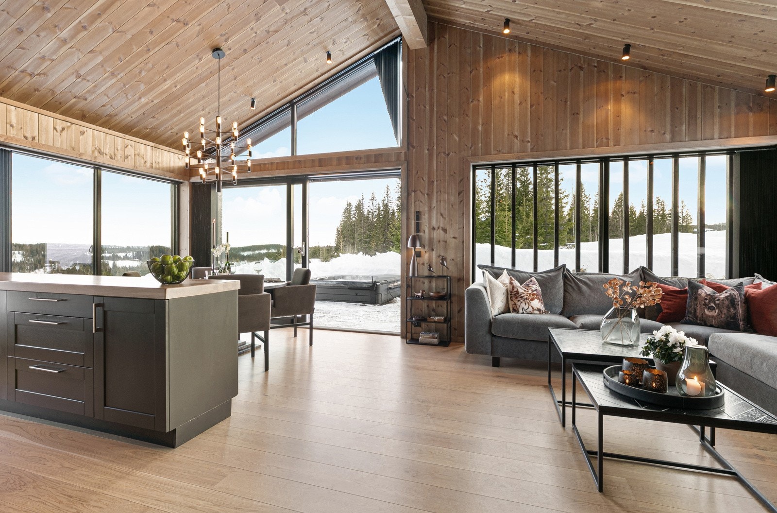 Stuen. NB! Bildet er hentet fra tilsvarende fritidsbolig i prosjektet. Utsynet vil variere noe grunnet tomtens plassering. Galleribilde