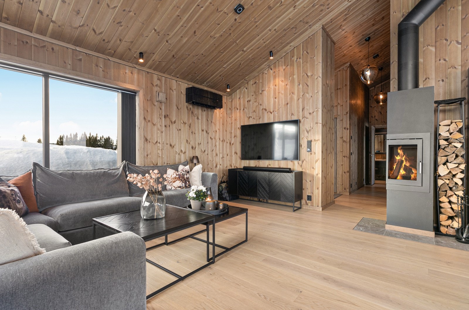 Stue/kjøkken med åpen himling. NB! Bildet er hentet fra tilsvarende fritidsbolig i prosjektet. Galleribilde