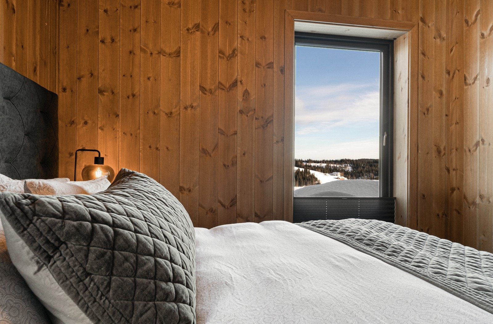 Hovedsoverom. NB! Bildet er hentet fra tilsvarende fritidsbolig i prosjektet. Galleribilde