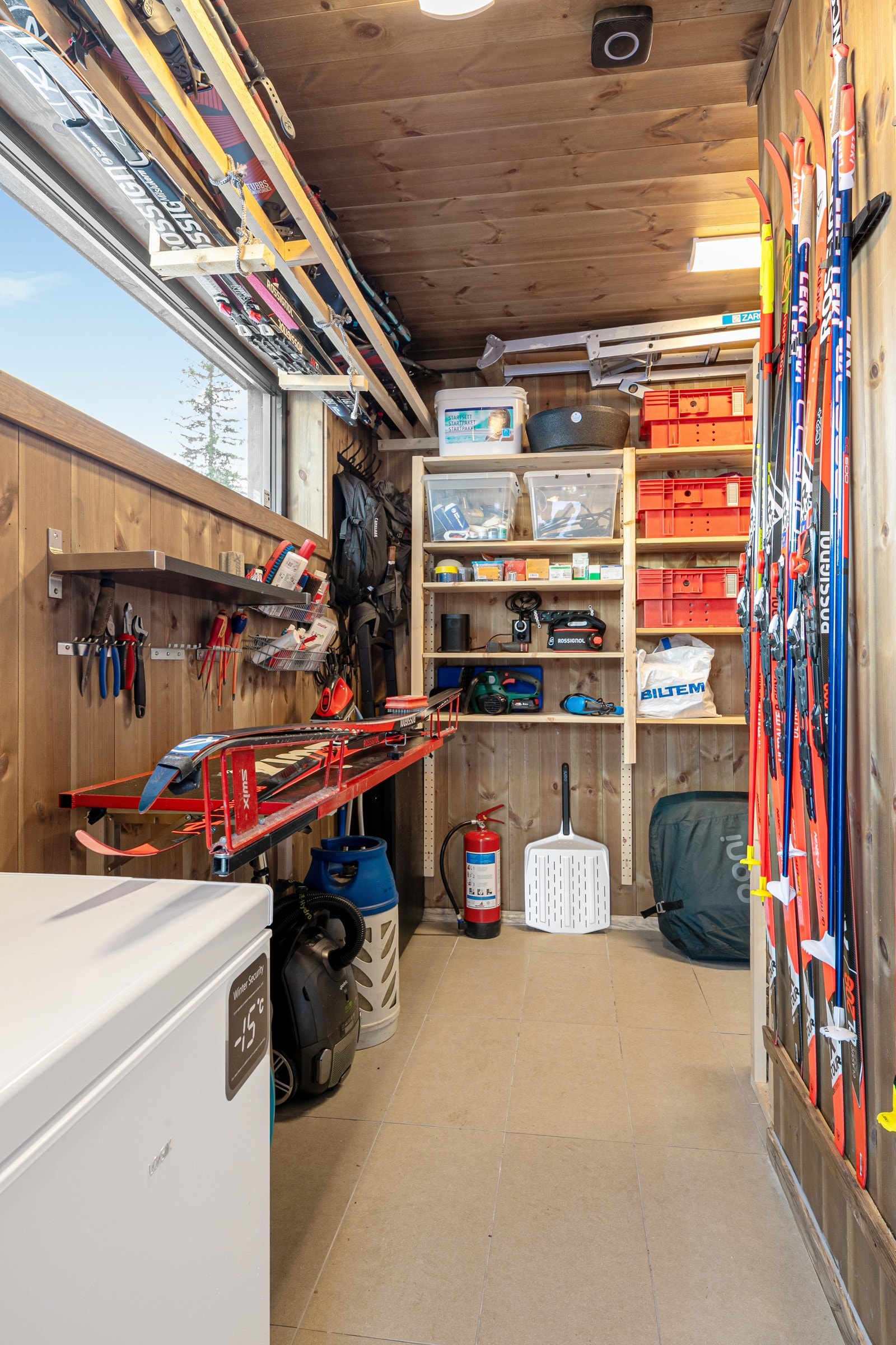 Spotsbod ved inngangspartiet. NB! Bildet er hentet fra tilsvarende fritidsbolig i prosjektet. Galleribilde