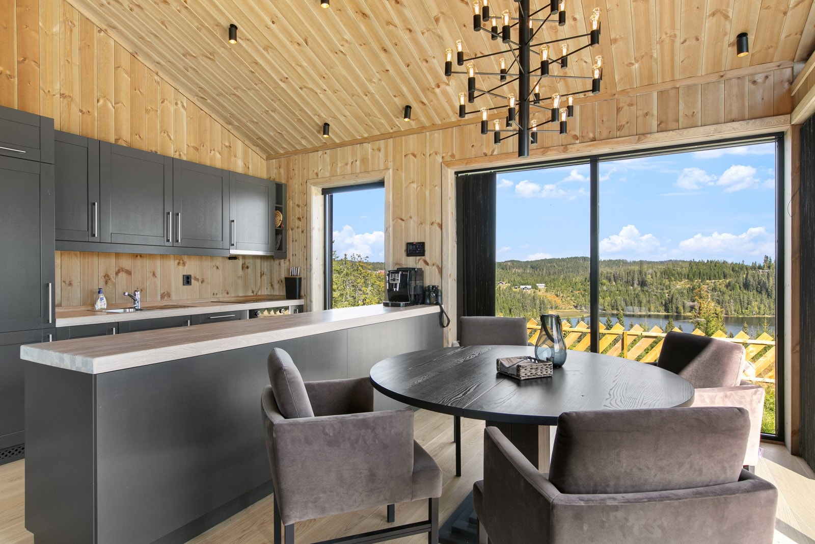 Stilrent kjøkken. NB! Bildet er hentet fra tilsvarende fritidsbolig i prosjektet. Utsynet vil variere noe grunnet tomtens plassering. Galleribilde