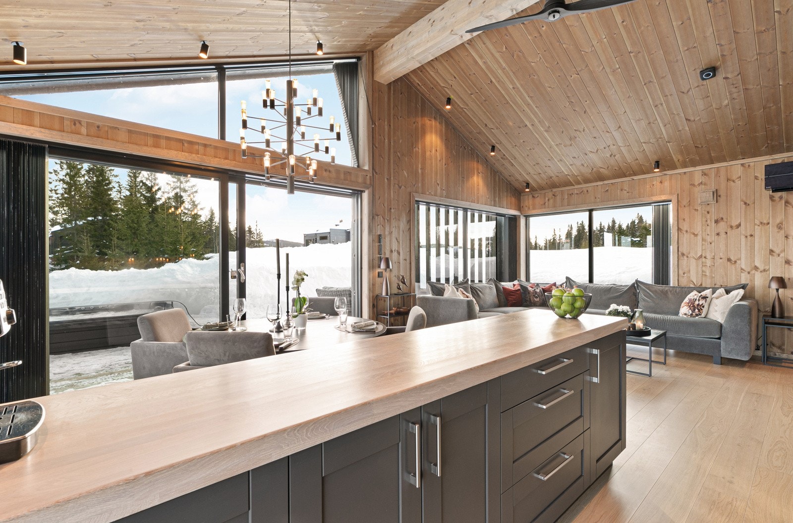 Lys, luftig og åpen planløsning. NB! Bildet er hentet fra tilsvarende fritidsbolig i prosjektet. Utsynet vil variere noe grunnet tomtens plassering. Galleribilde