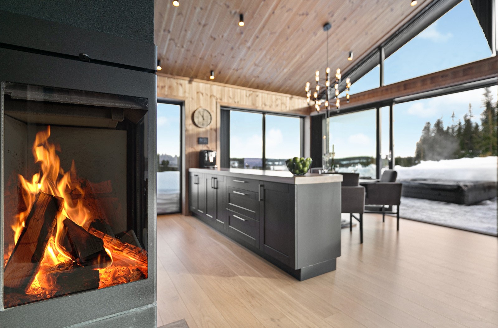 Fritidsboligen vil få et BRA på hele 106 kvm og inneholder bla. en innbydende stue med gode vindusflater, unik takhøyde og en flott peisovn. NB! Bildet er hentet fra tilsvarende fritidsbolig i prosjektet. Utsynet vil variere noe grunnet tomtens plassering Galleribilde