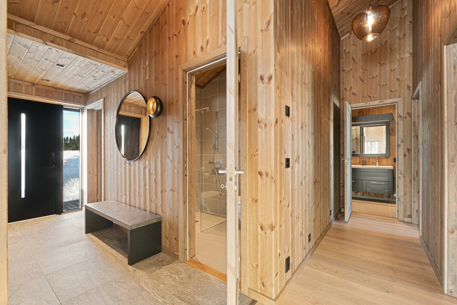 Entre og gang. NB! Bildet er hentet fra tilsvarende fritidsbolig i prosjektet med tilvalg for bad nr. 2 og badstue. I standard leveransen er entreen noe utvidet, se vedlagt planløsning. Galleribilde