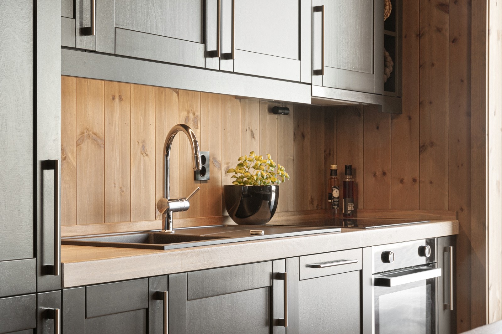 Detaljbilde kjøkken. NB! Bildet er hentet fra tilsvarende fritidsbolig i prosjektet. Galleribilde