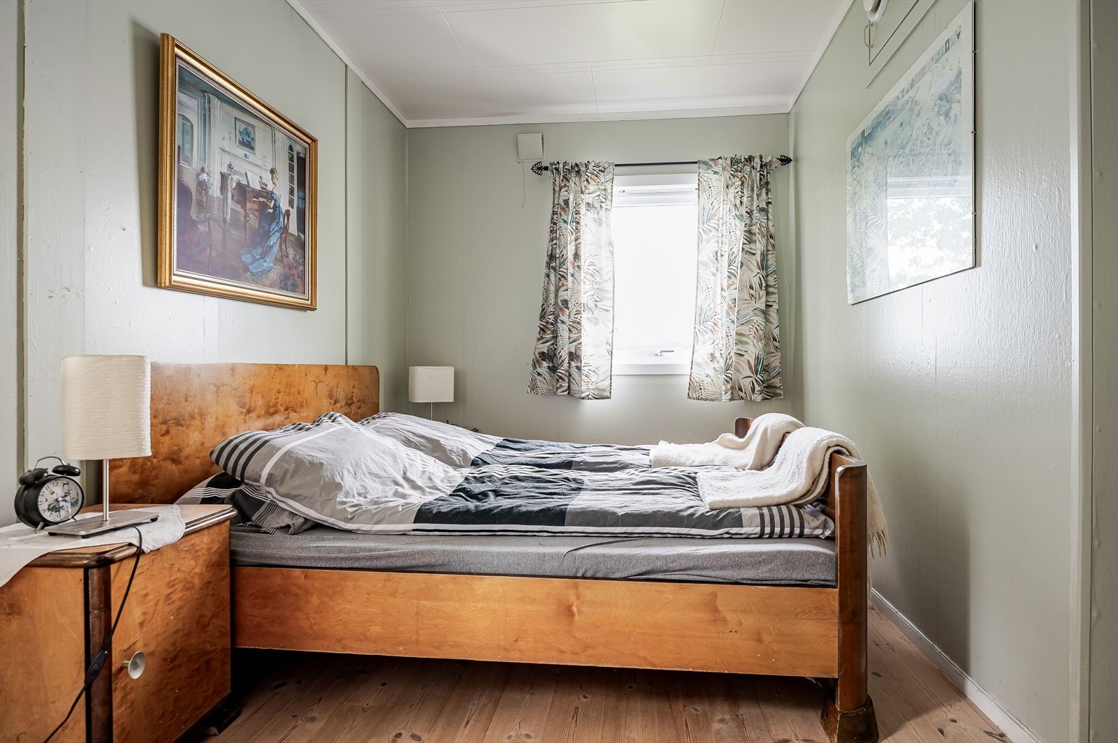 Soverom 2 hvor det er plass til dobbelseng og nattbord. Galleribilde